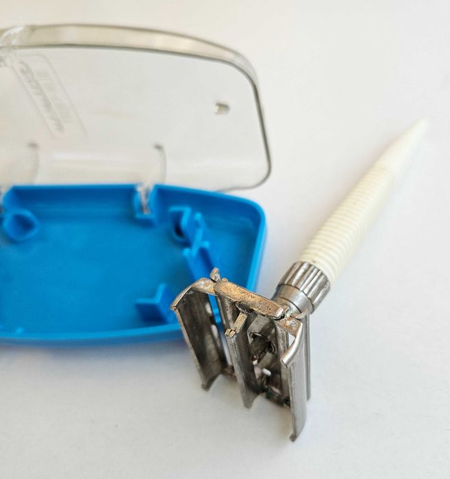 3 броя дървени кутии, самобръсначки  и ножчета за бръснене