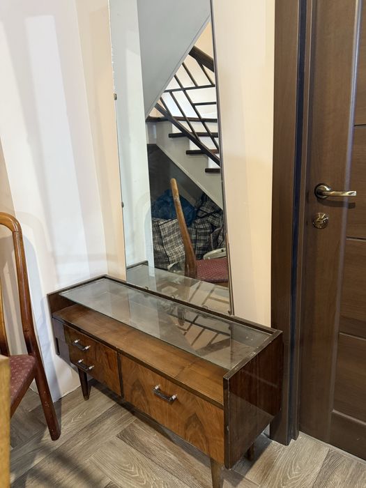 Трюмо и два стула из дерева