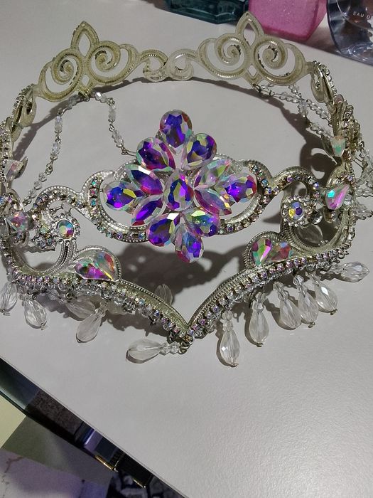 Kelinlar uchun ansabl, diadema va sarisi bilan ichida hammasi rangi oq