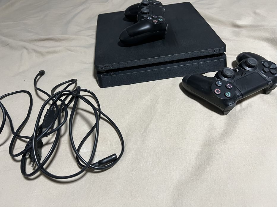 Плейстешън 4 с два джойстика