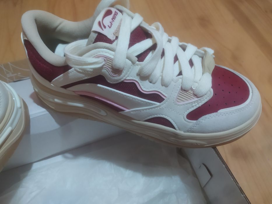 Женские кроссовки