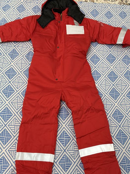 Комбинезон жұмысқа арналған бағасы 5000 мың 2 штук бар