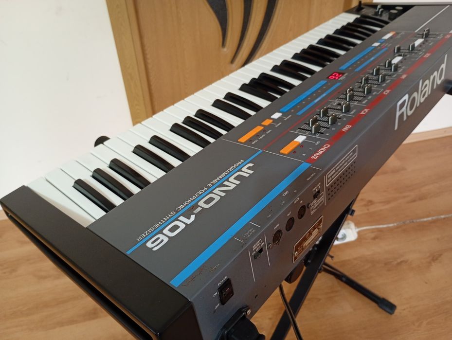 ROLAND JUNO-106 sintetizator orga pian