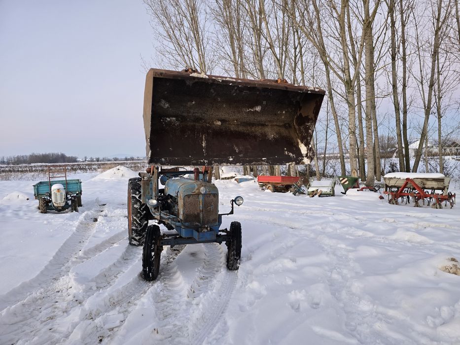 Tractor cu încărcător. Ford fordson.