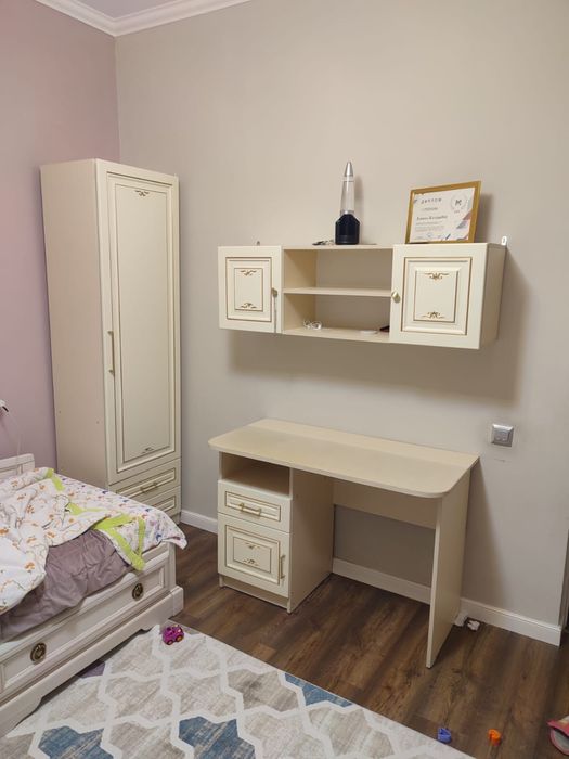 Подвесной шкаф и шкаф