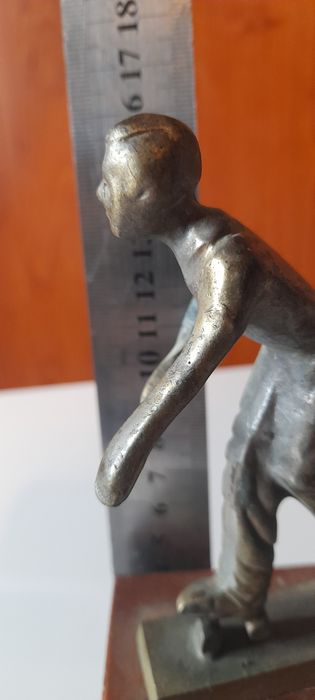 Ретро,Стара бронзова скулптура,хокей на трева. Италия