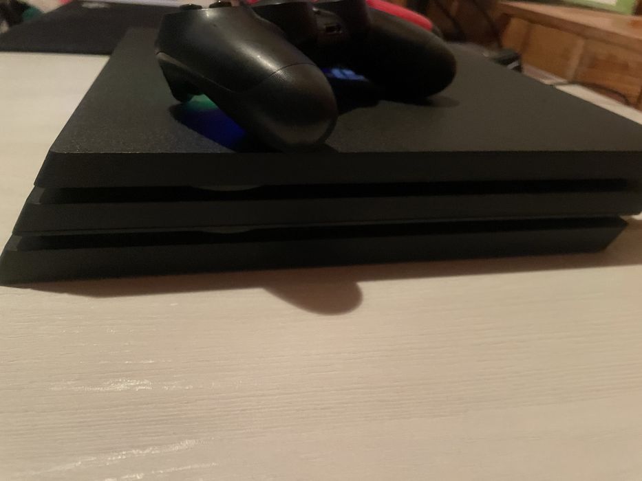 Playstation 4 pro плюс два геймпада