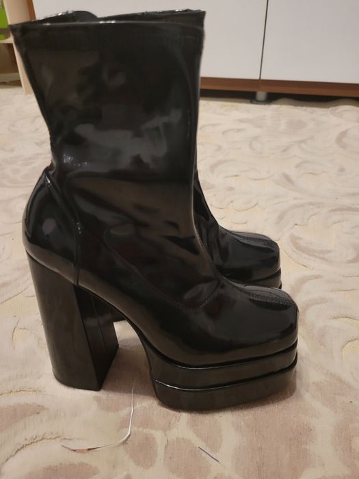Cizme negre luciose scurte