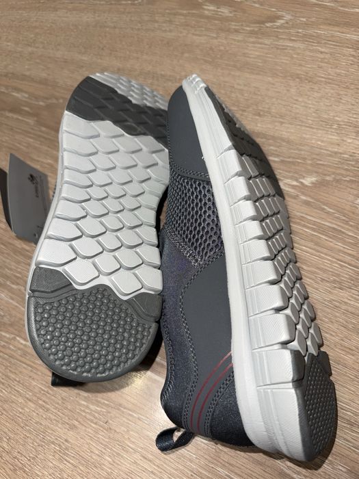 Продам летние кроссовки