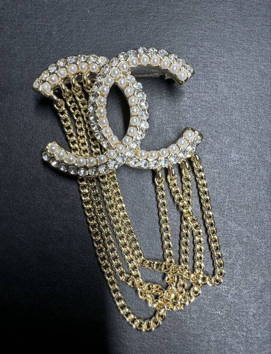 Brosa Chanel cu perle si pietre