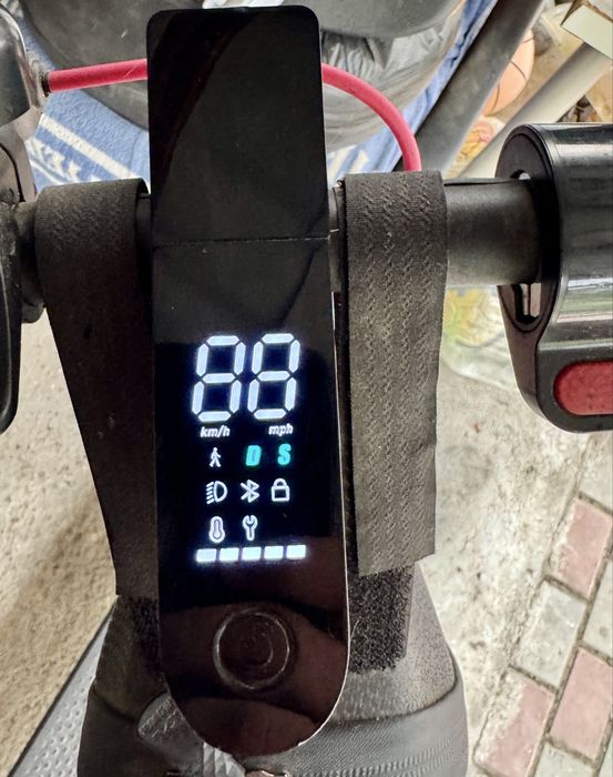 Vând trotineta electrica XIAOMI Mi PRO 2