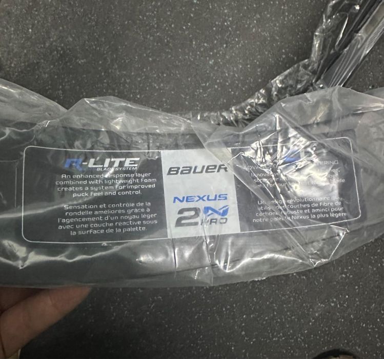 продам две клюшки с правым хватом