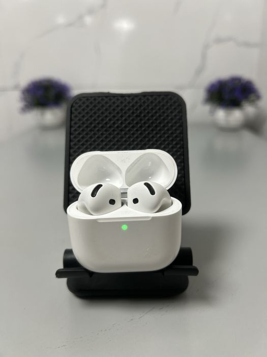 AirPods 4.