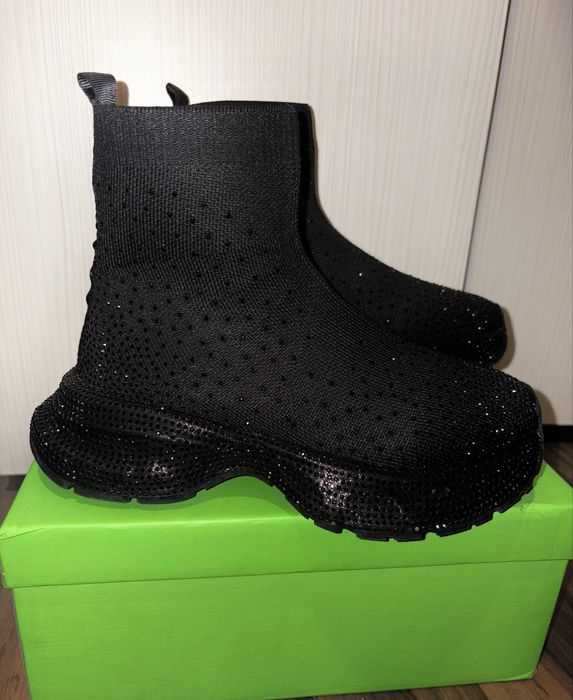 Черни обувки с камъни