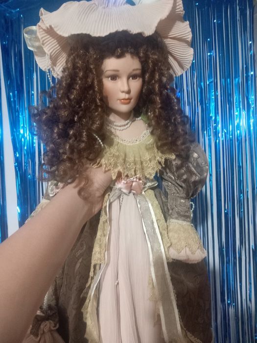 Păpușă de porțelan
