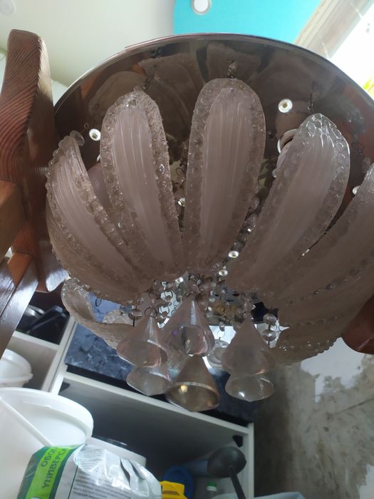 Продам недорого люстру