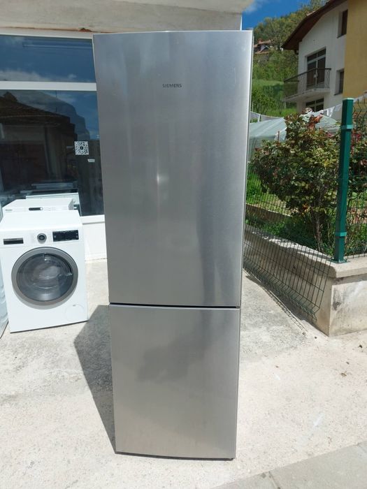 Хладилник с фризер Siemens 
Цена:290евро
NoFrost
A+++
Две фреш зони
Обдухване
Височина:186см
Ширина:60см
Сервизиран 
Работи отлично
Внос от Германия
6