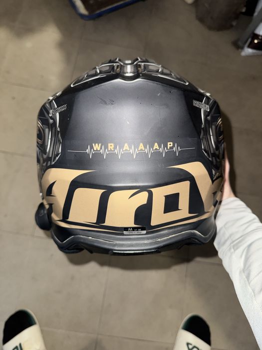 Каска AIROX carboon със станция