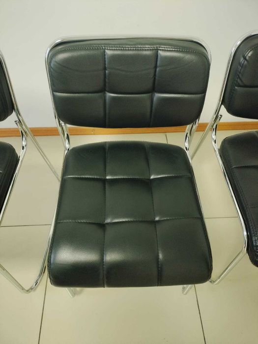 Офисное кресло и стулья