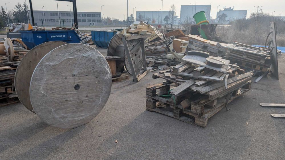 Стари палета и опаковъчна дървесина