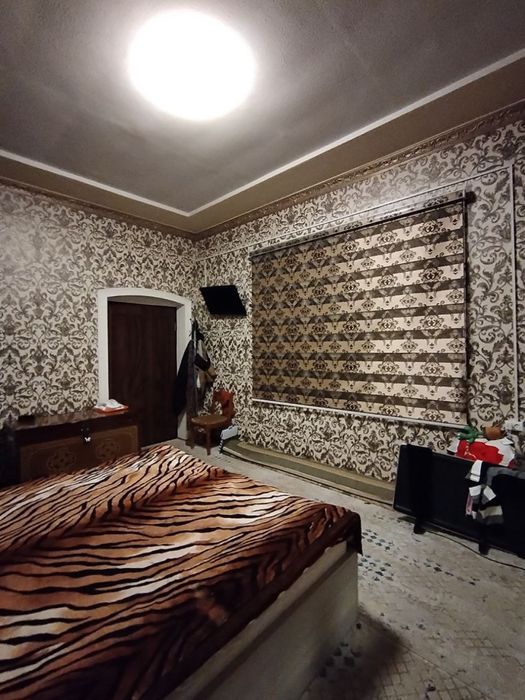 4 сотихлик ховли сотилади, 2та санузел, 2 хонали уйи бор