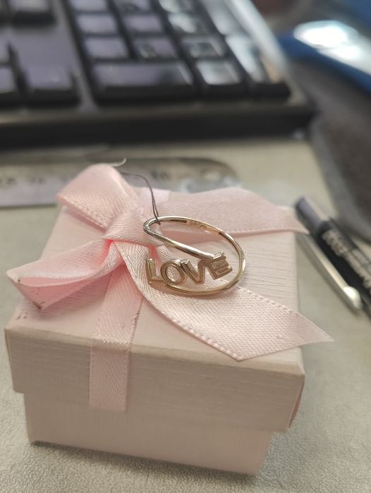 Златен пръстен Love 14k
1.42гр 
55размер
125€
0888998778