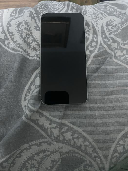 Продавам айфон 15 плюс