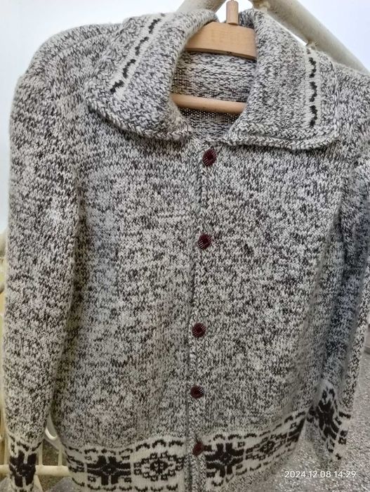 Ръчно плетена вълнена жилетка