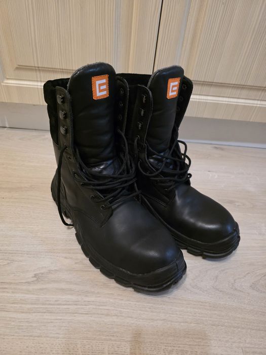 Продавам високи зимни обувки  44 номер