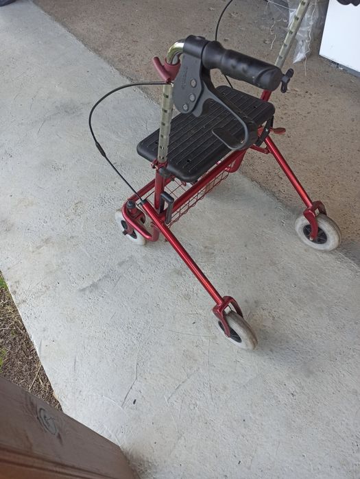 Помощна количка със седалка