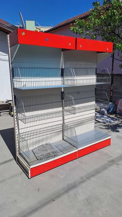 Метален стелаж с кошници за зеленчуци