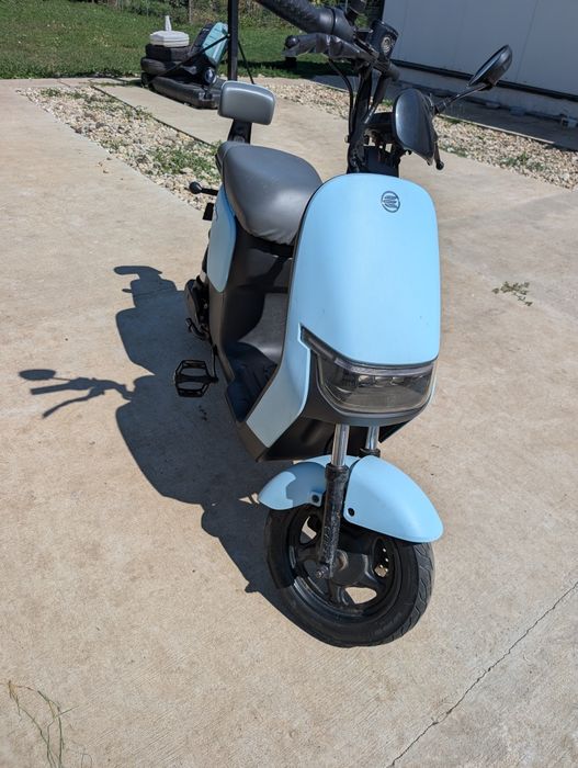 Scuter electric cu pedale