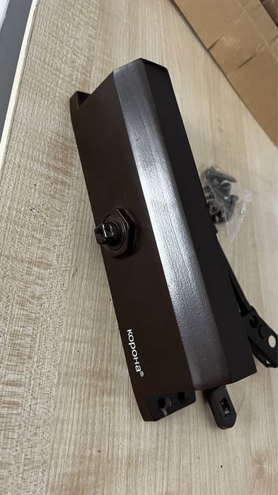 Доводчик для входной двери        .