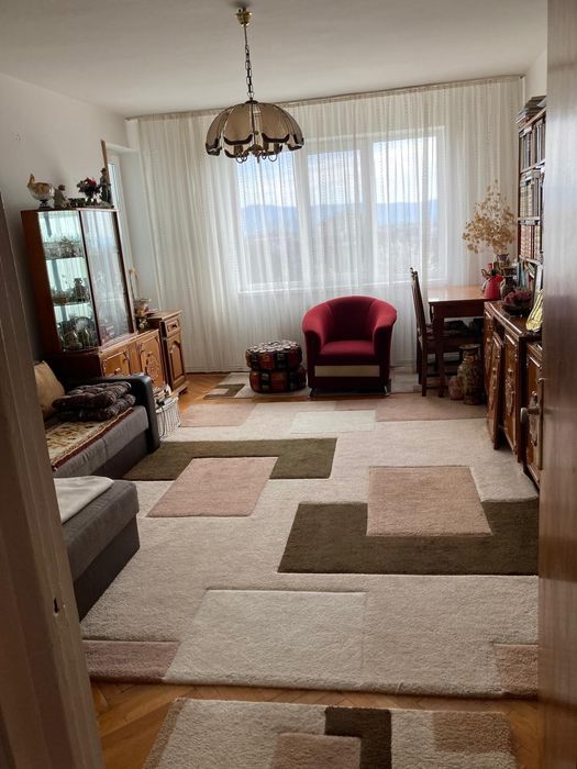 Vând apartament 3 camere cu garaj