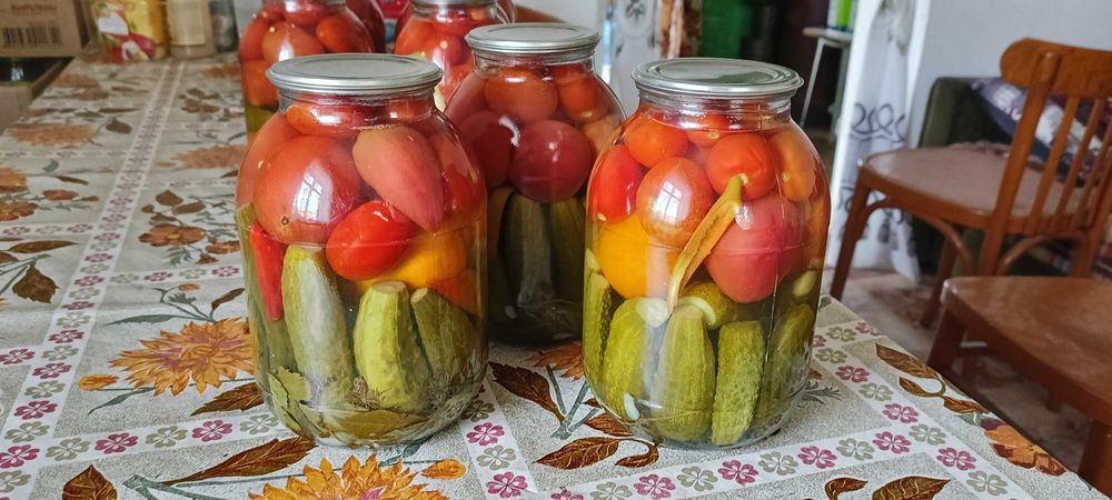 Продаю соленья-помидоры и огурцы.