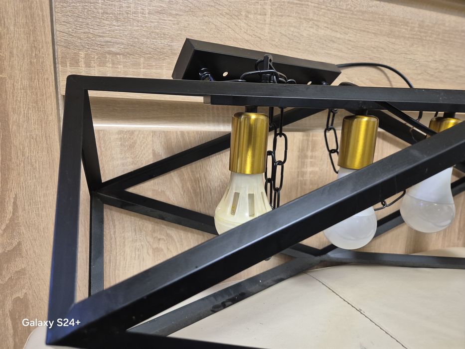 Модерен метален,висящ плафон в черно и златисто