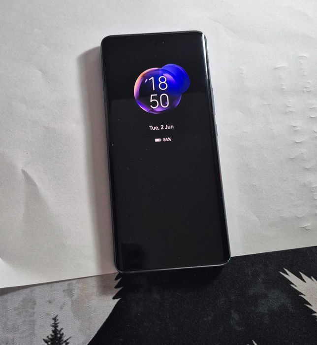 Huawei nova 9 леко пукнат