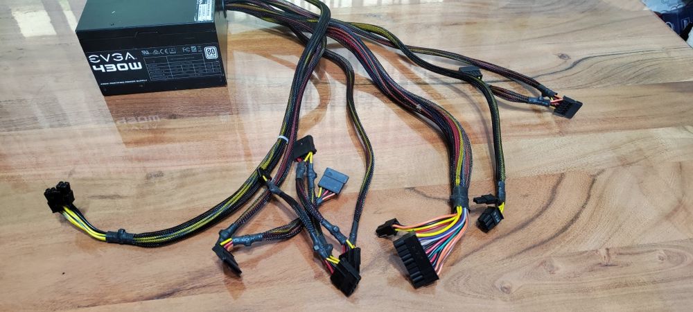 Продавам работещо захранване Еvga 430W