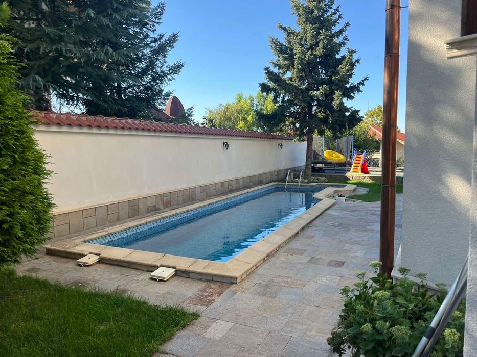 Три етажна вила в Марково