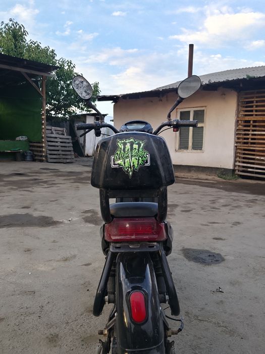 Продам скутер ск8