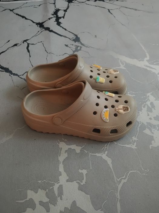 Продам кожанку и шлепанцы
