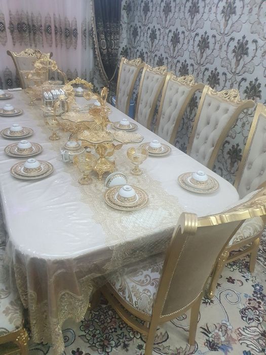 Шикарный стол со стульями