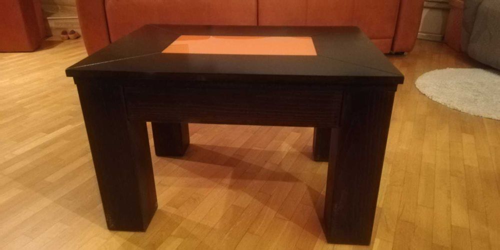 Атрактива холна масичка с оранжево стъкло