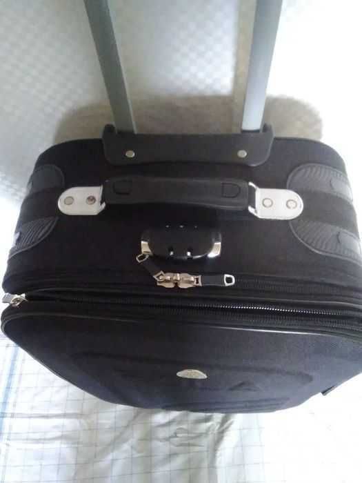 Среден куфар с колелца и телескопична дръжка