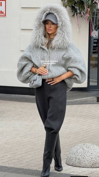 Geaca din lana naturala de oaie cu guler de vulpe