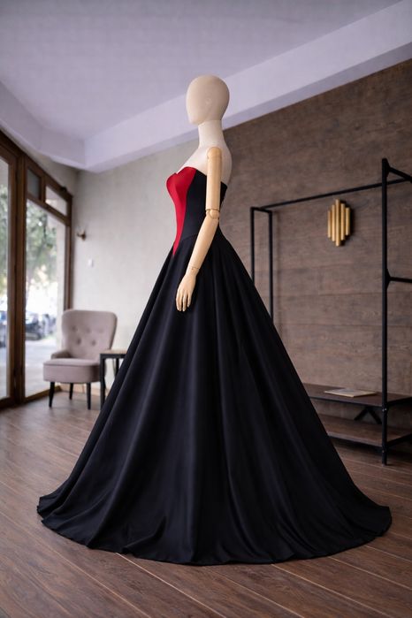 Дълга бална рокля с корсет и връзки в черно и червено Официална