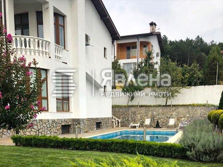 Къща с басейн в Оброчище