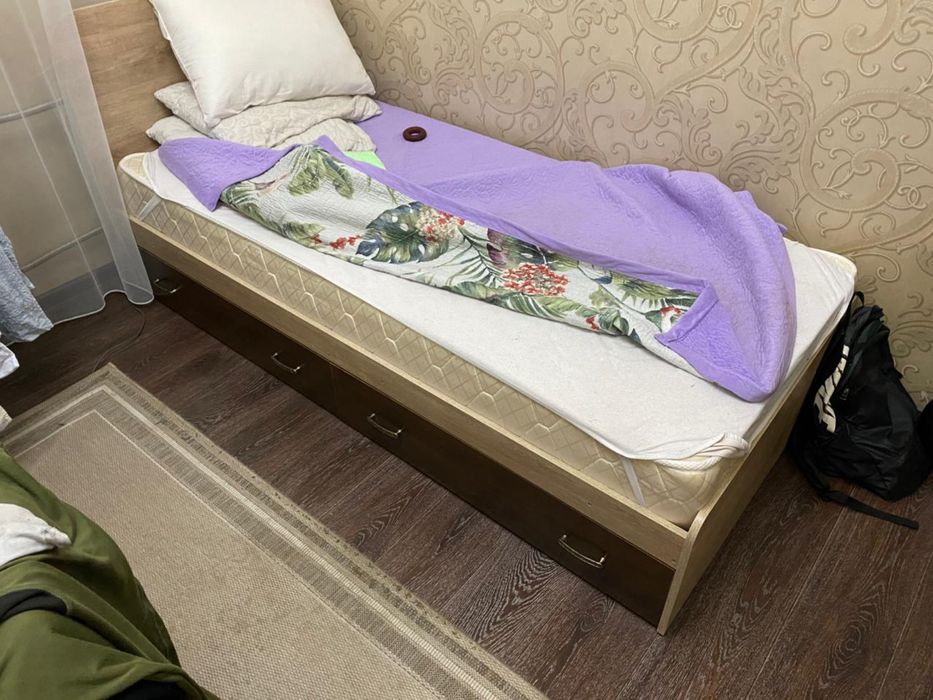 Кровать с матрасом и стол-камод