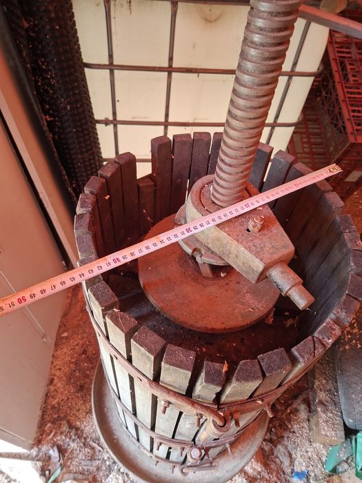 Teasc / Presă manuală veche pentru struguri și fructe – rustică, funcțională