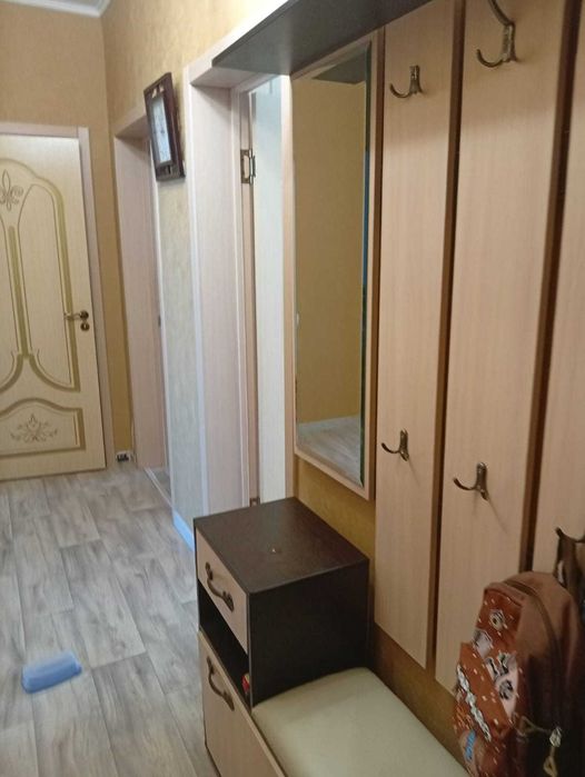 Шкаф и тумбочка с зеркалом